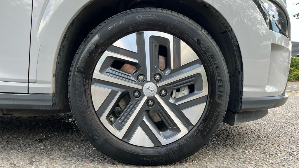 Hyundai Kona Premium White #36