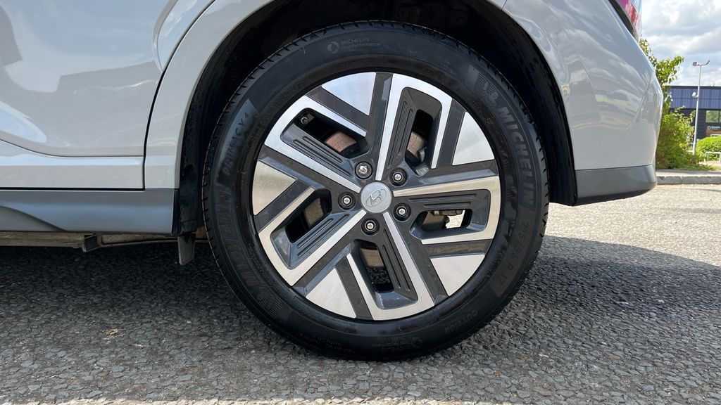 Hyundai Kona Premium White #34