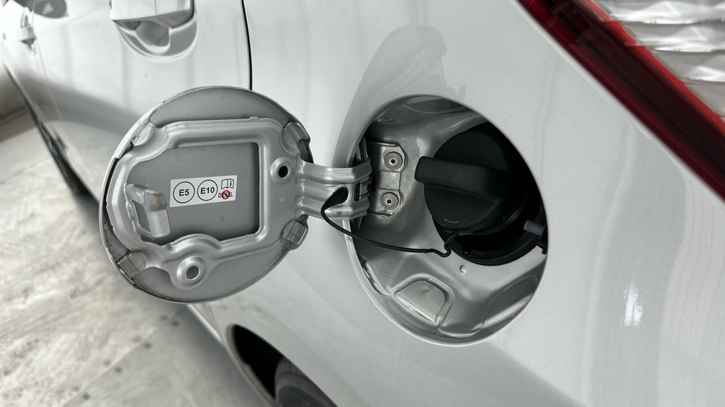 Toyota Yaris Icon White #26