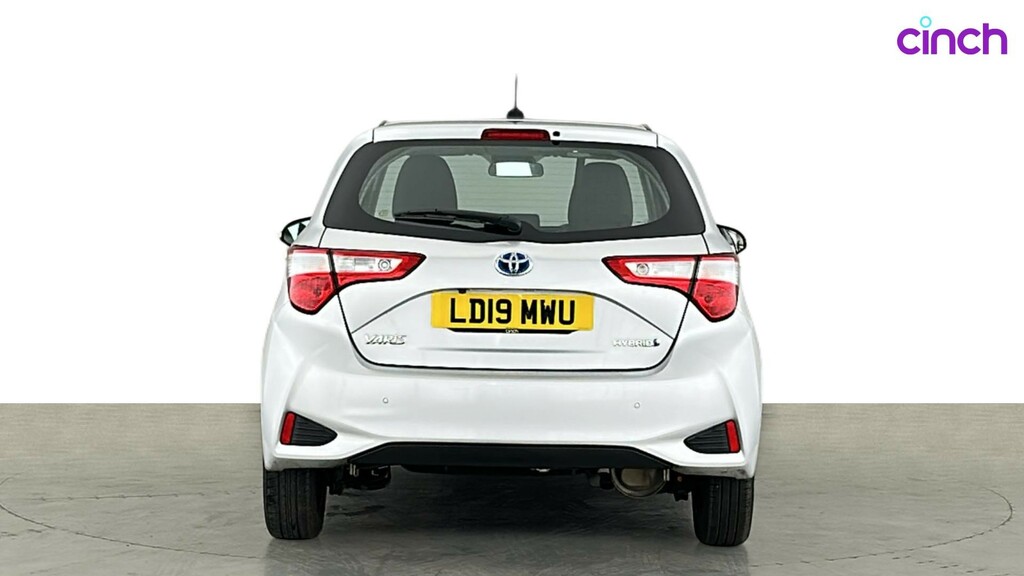 Toyota Yaris Icon White #5