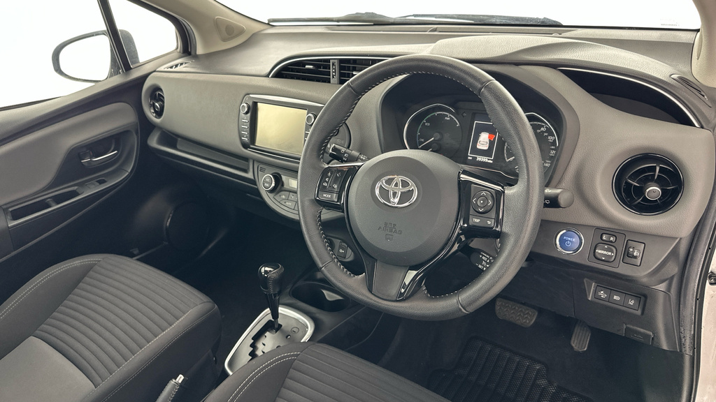 Toyota Yaris Icon White #10