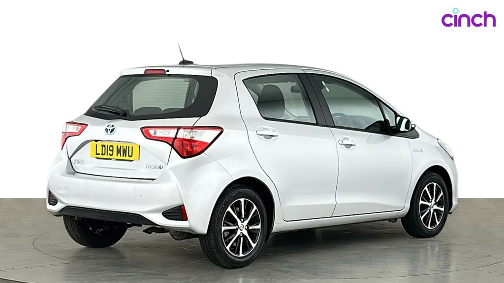 Toyota Yaris Icon White #4
