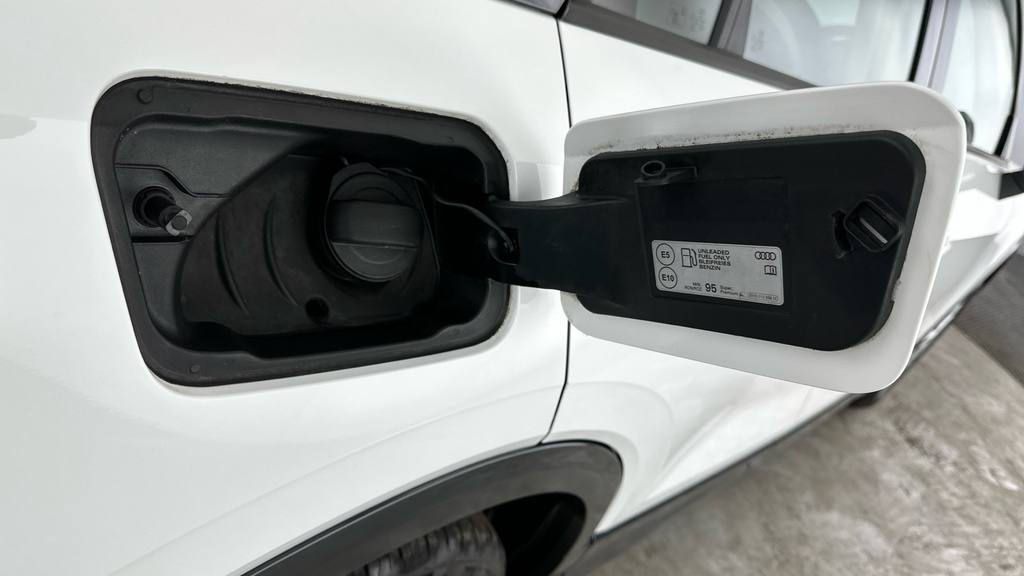 Audi Q2 Audi Q2 Sport 30 Tfsi 110 Ps 6-Speed White #26