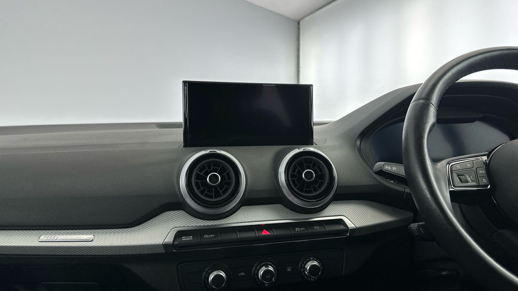 Audi Q2 Audi Q2 Sport 30 Tfsi 110 Ps 6-Speed White #14