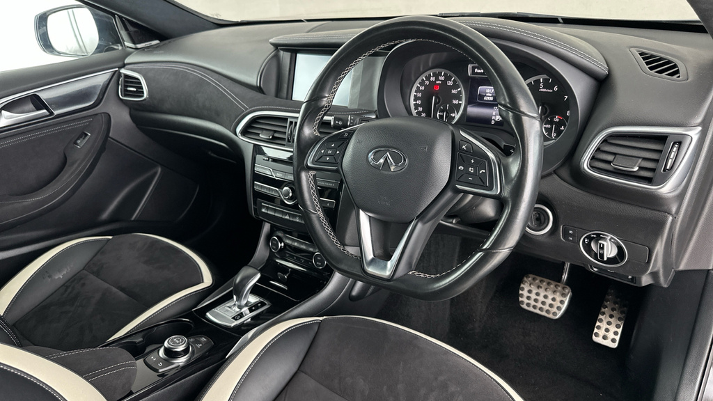 Infiniti Q30 1.5D Premium Dct Black #10