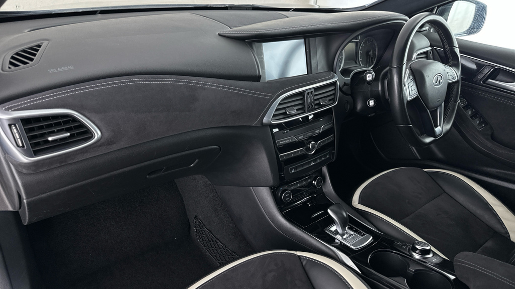 Infiniti Q30 1.5D Premium Dct Black #11