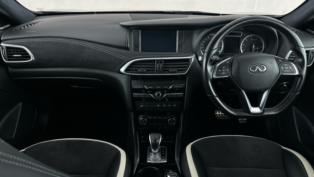 Infiniti Q30 1.5D Premium Dct Black #12
