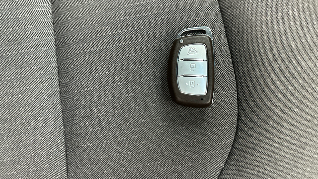 Hyundai Ioniq Premium White #29