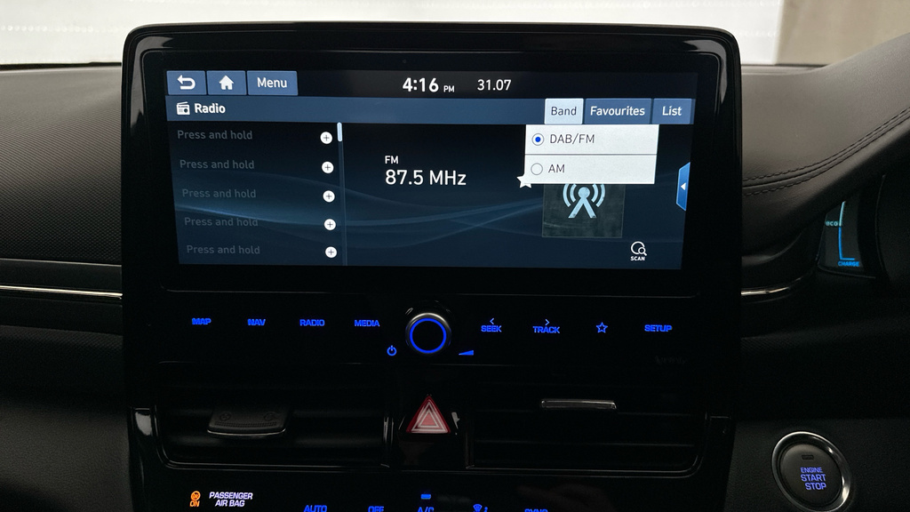 Hyundai Ioniq Premium White #16