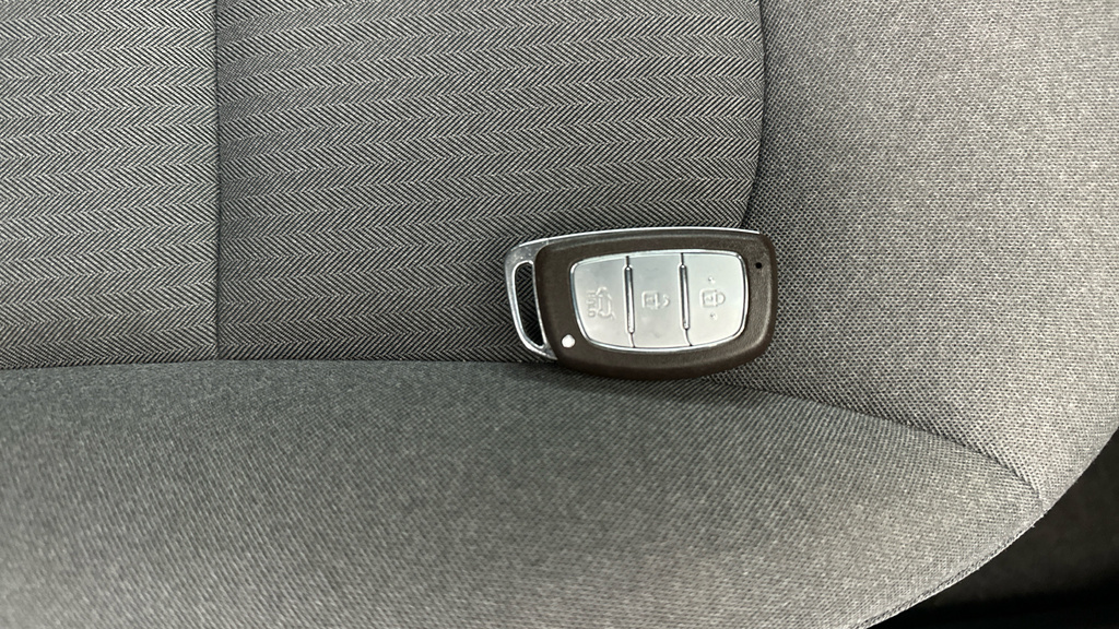 Hyundai Ioniq Premium White #19
