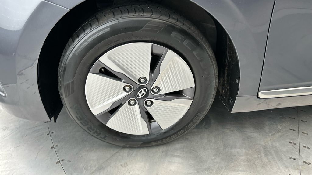 Hyundai Ioniq Premium White #24