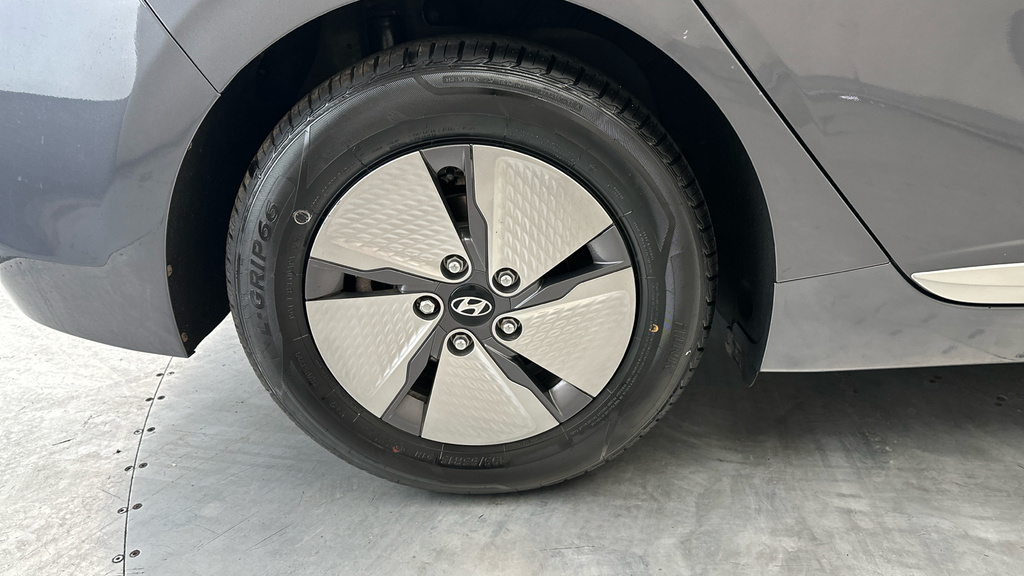 Hyundai Ioniq Premium White #26