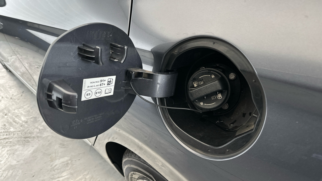 Hyundai Ioniq Premium White #28