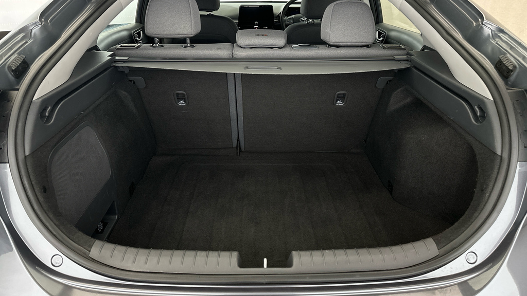 Hyundai Ioniq Premium White #22