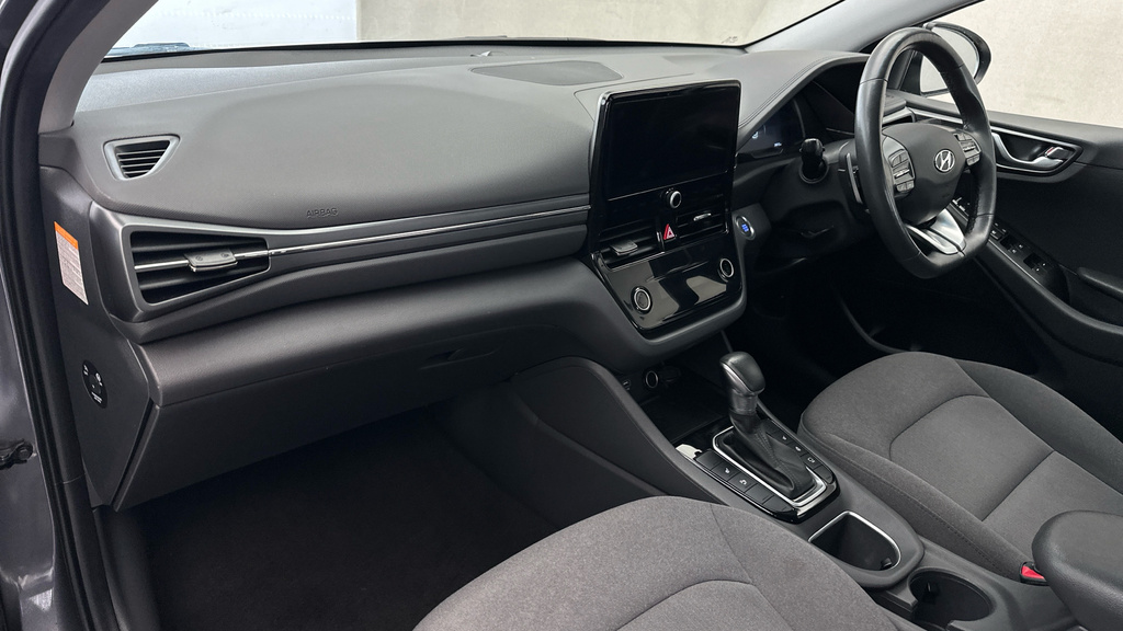 Hyundai Ioniq Premium White #12