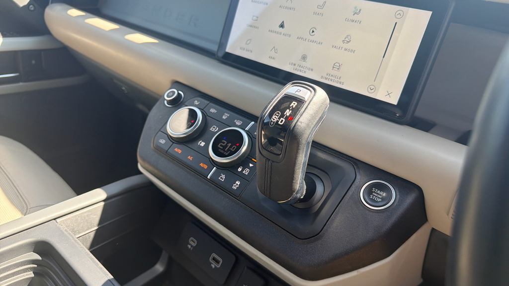 Land Rover Defender 3.0 D300 X-dynamic Hse 110 7 Seat Black #26