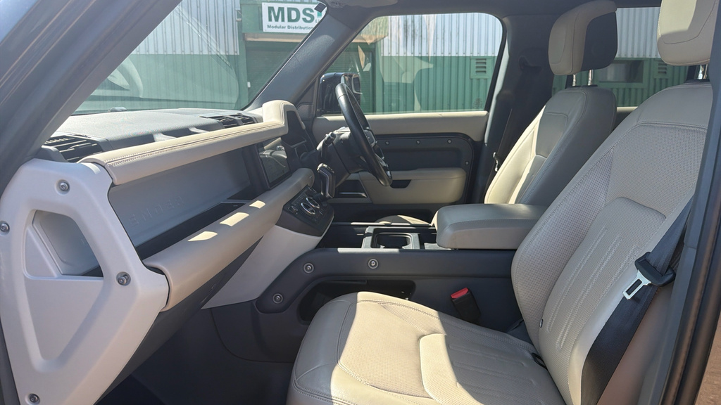 Land Rover Defender 3.0 D300 X-dynamic Hse 110 7 Seat Black #21