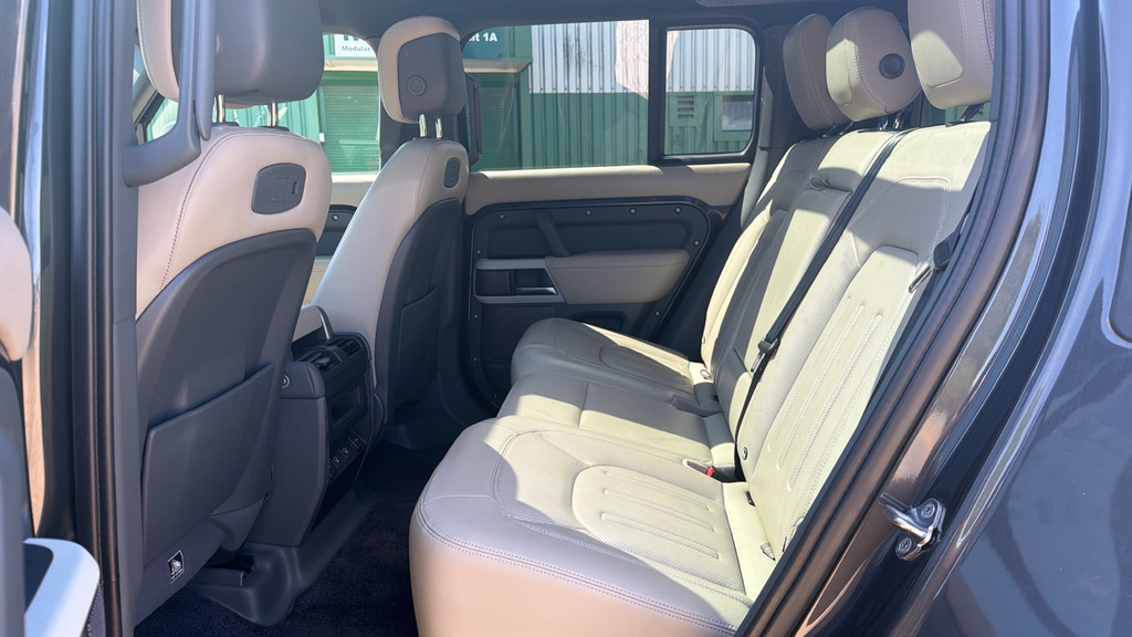 Land Rover Defender 3.0 D300 X-dynamic Hse 110 7 Seat Black #13