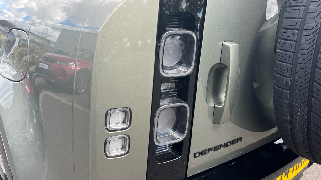 Land Rover Defender 3.0 D300 X-dynamic Hse 110 7 Seat #37