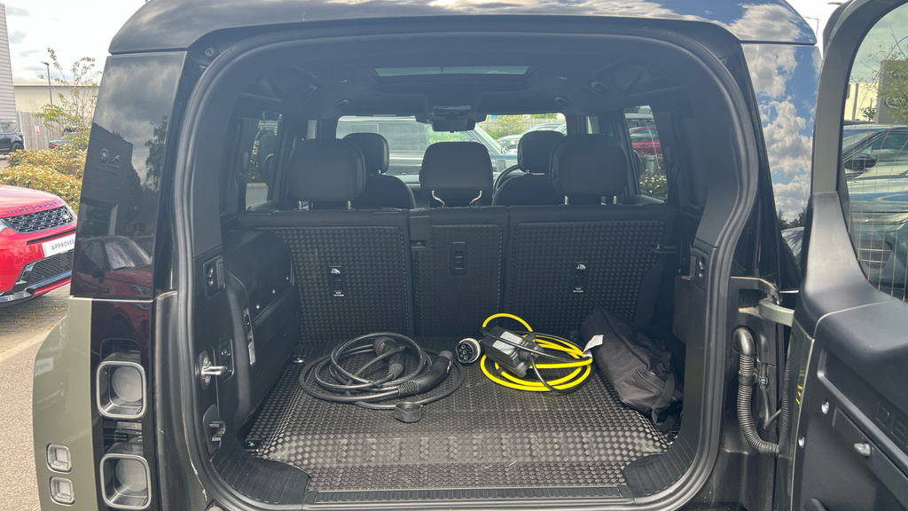 Land Rover Defender 3.0 D300 X-dynamic Hse 110 7 Seat #18