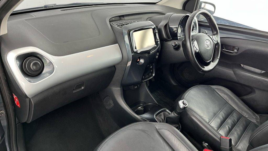 Toyota Aygo X X-play White #10