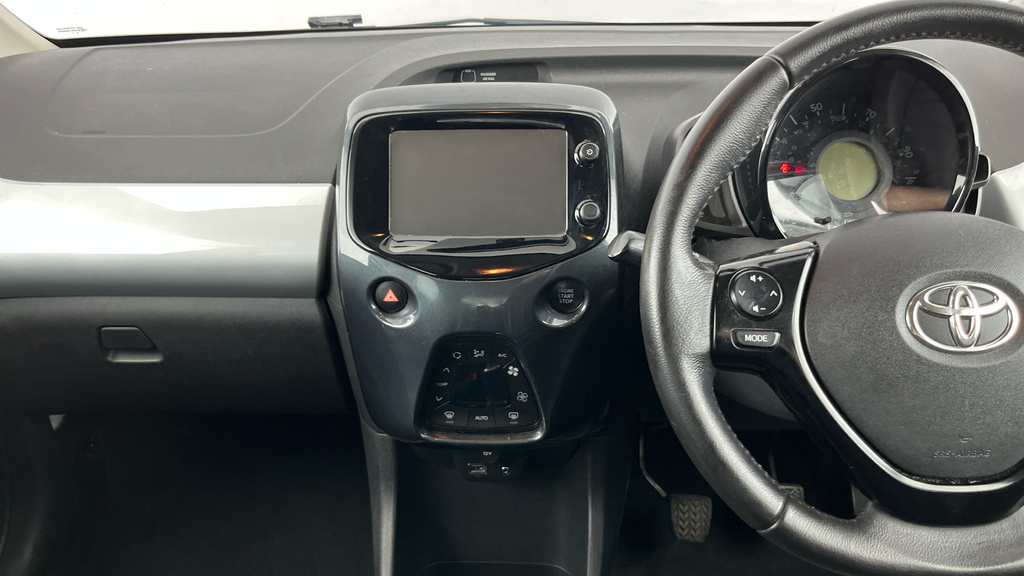 Toyota Aygo X X-play White #13