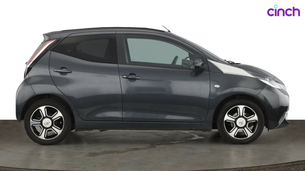 Toyota Aygo X X-play White #2