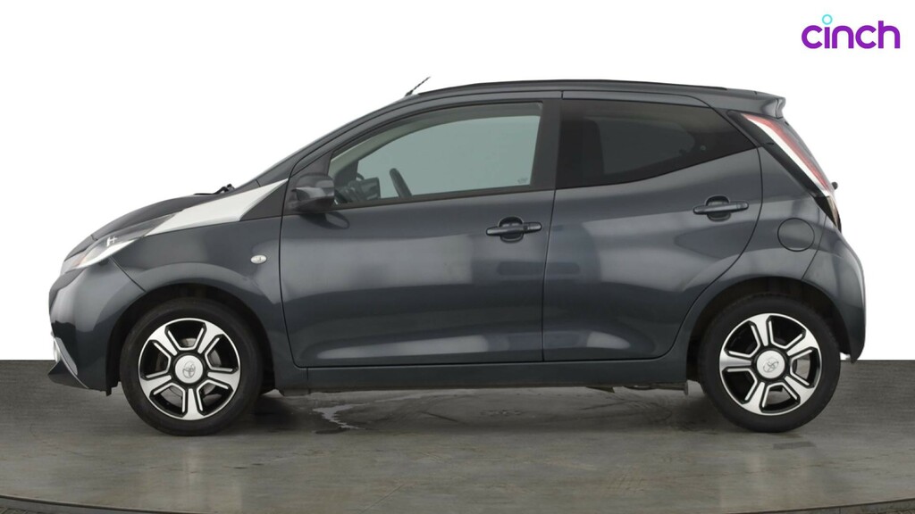 Toyota Aygo X X-play White #6