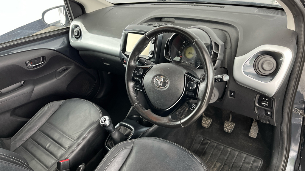 Toyota Aygo X X-play White #9