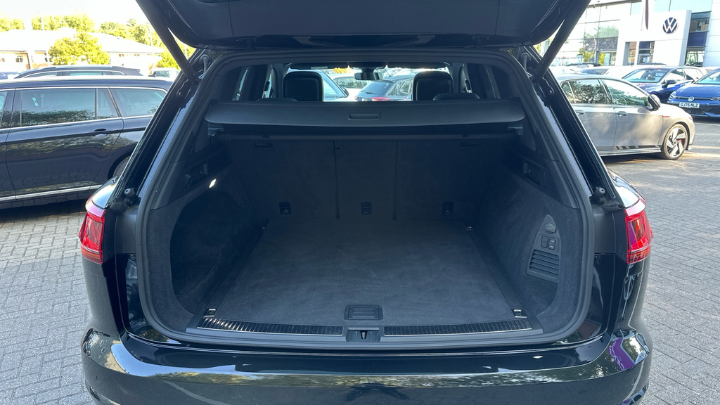 Volkswagen Touareg R-line Tech Plus White #54