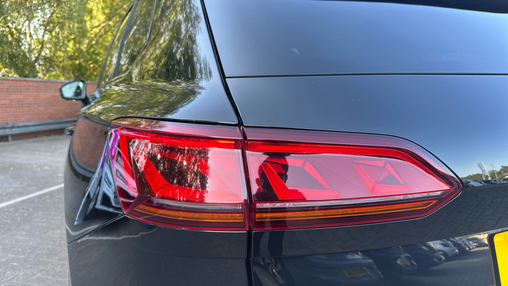 Volkswagen Touareg R-line Tech Plus White #31