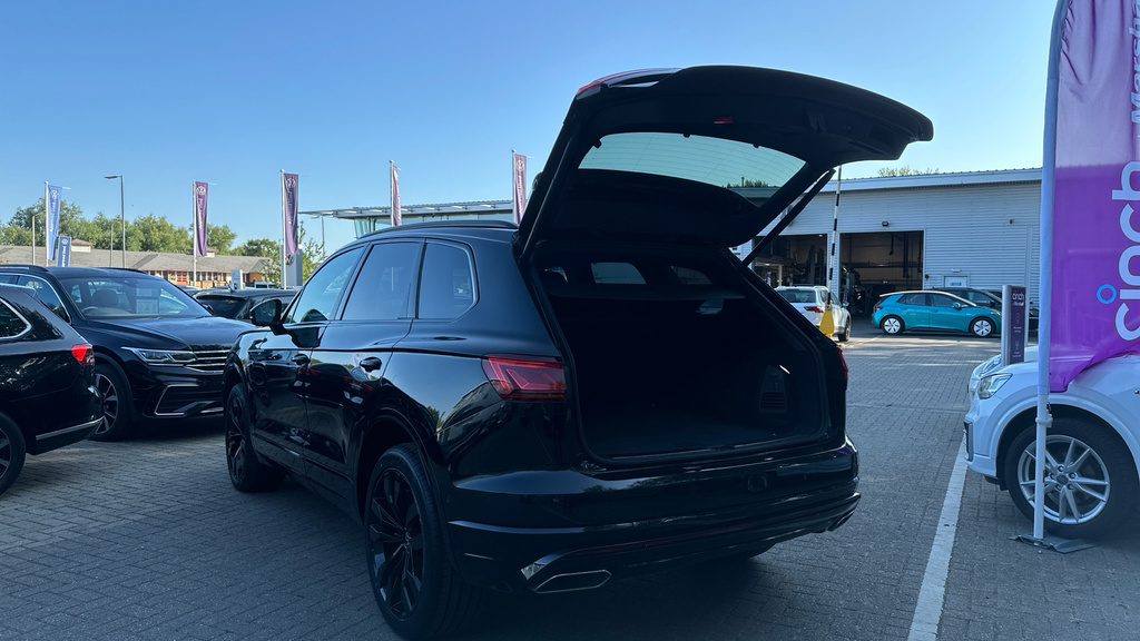 Volkswagen Touareg R-line Tech Plus White #53