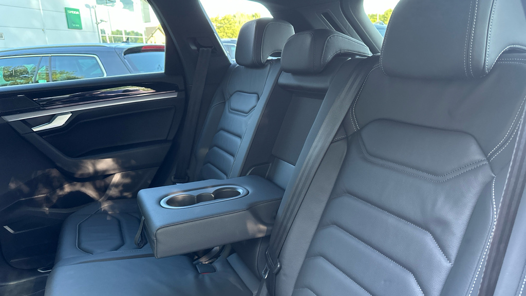 Volkswagen Touareg R-line Tech Plus White #30