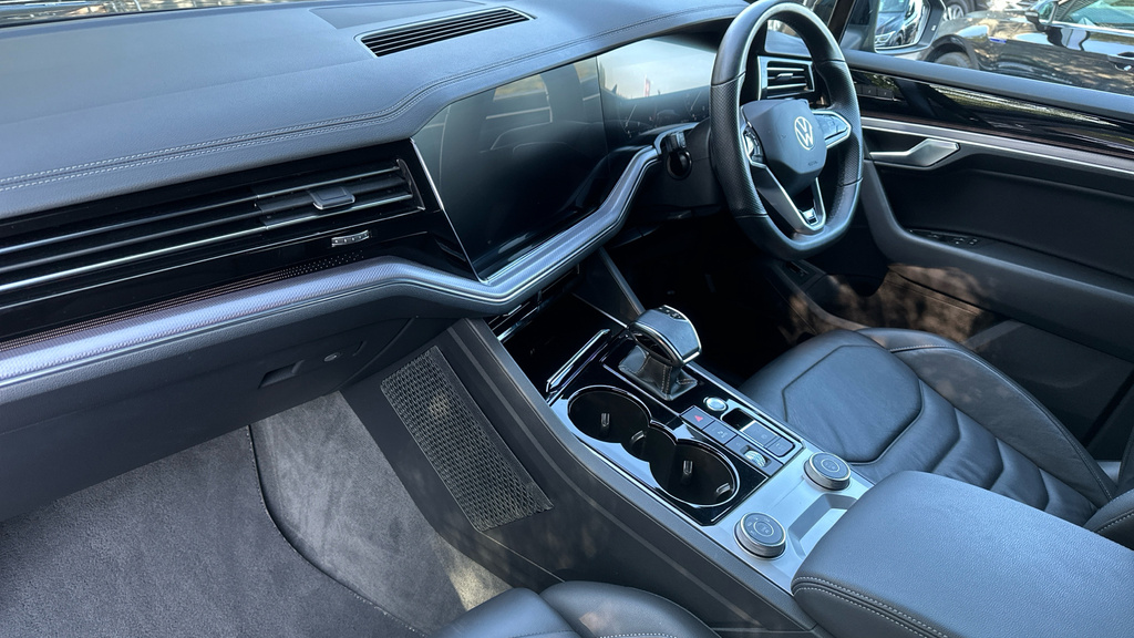 Volkswagen Touareg R-line Tech Plus White #10