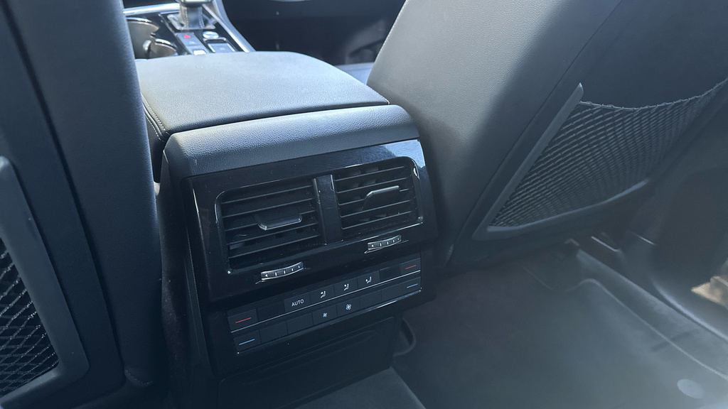 Volkswagen Touareg R-line Tech Plus White #25