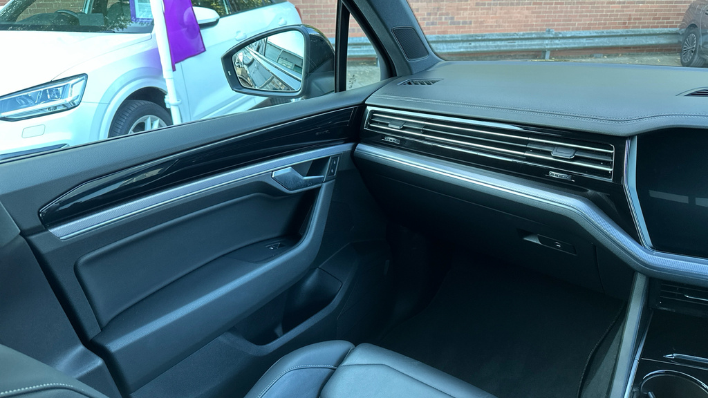 Volkswagen Touareg R-line Tech Plus White #27