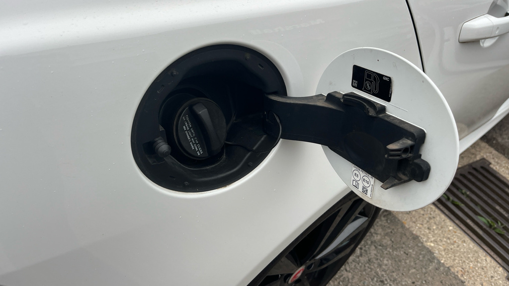 Jaguar XE Saloon 2.0 D R-sport 201919 White #23