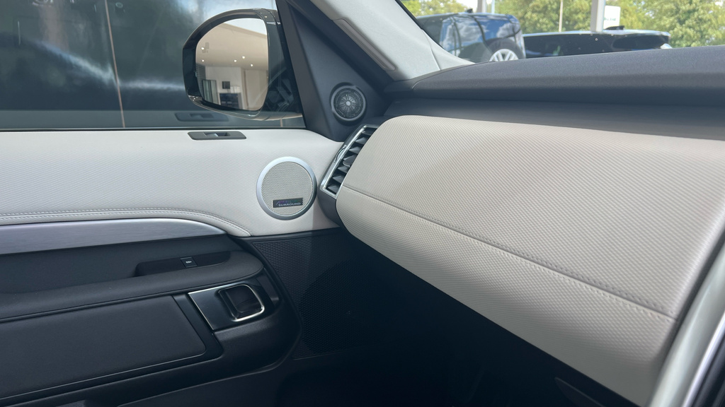 Land Rover Discovery D350 Se Commercial White #33