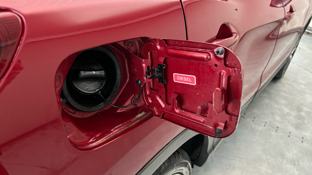 Nissan Qashqai 1.6L Tekna Red #28