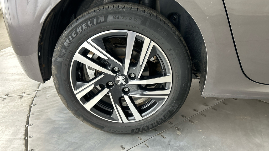 Peugeot 208 1.2 Puretech 100 Allure Premium Eat8 Yellow #25