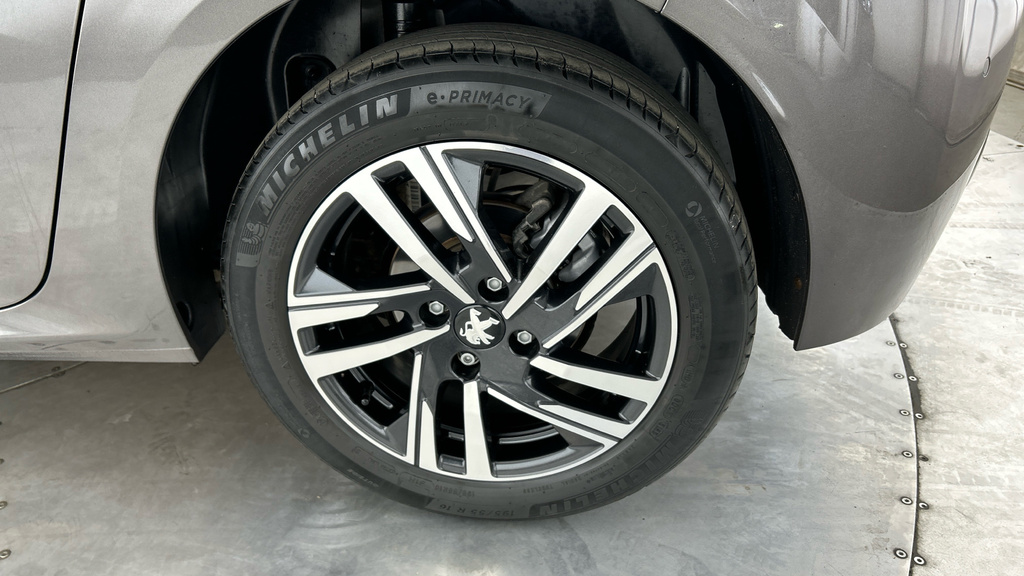Peugeot 208 1.2 Puretech 100 Allure Premium Eat8 Yellow #24