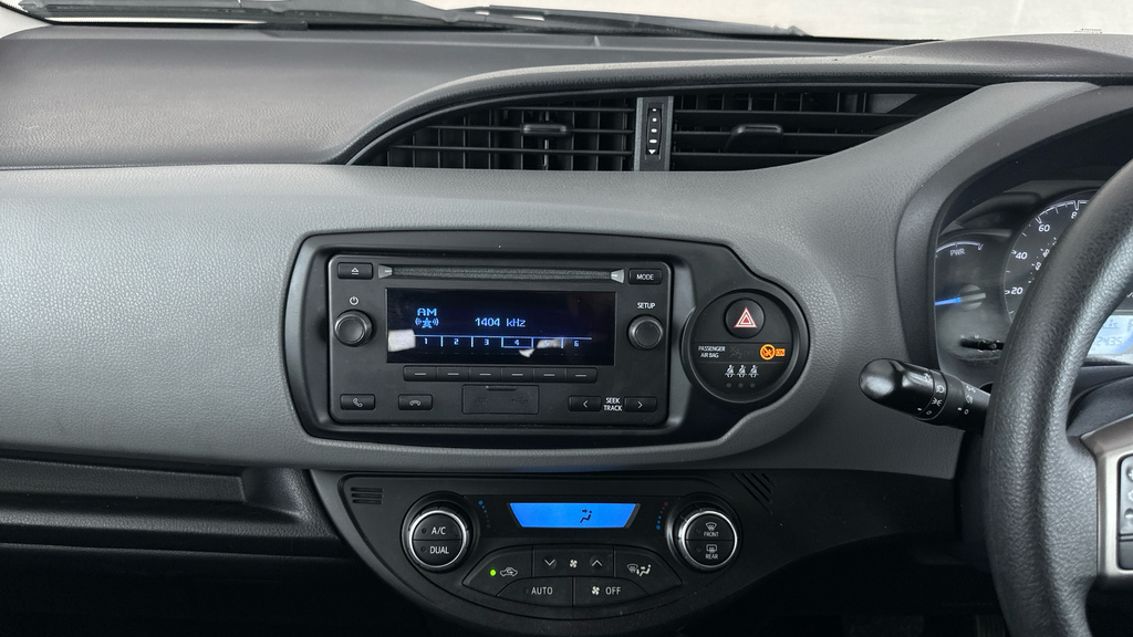 Toyota Yaris 1.5 Hybrid Icon Tech Cvt White #13