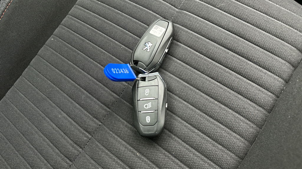 Peugeot e-2008 2022 50Kwh Allure Premium Suv 7 Grey #25