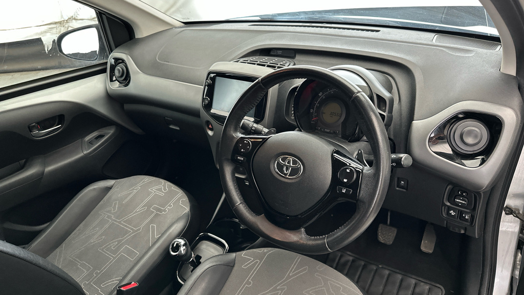 Toyota Aygo X Vvt-i X-play Red #10
