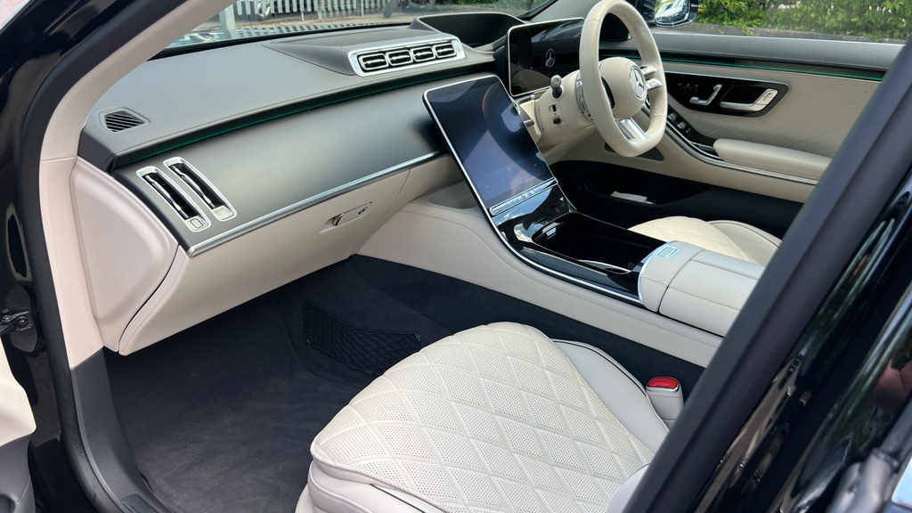 Mercedes-Benz S Class S580e 4Matic L Amg Line Premium 9G-tronic 2025 Black #16