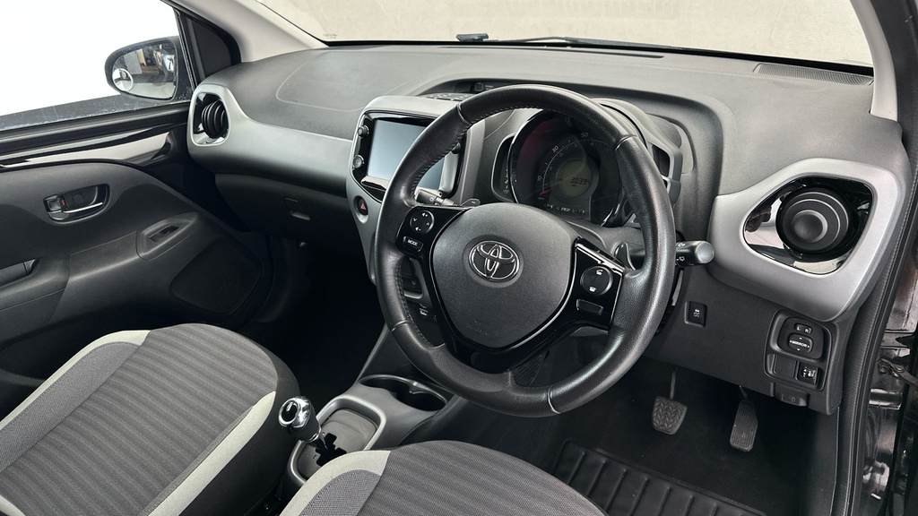 Toyota Aygo X Vvt-i X-play White #9