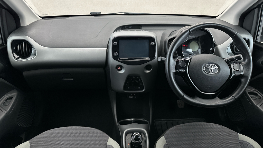 Toyota Aygo X Vvt-i X-play White #11