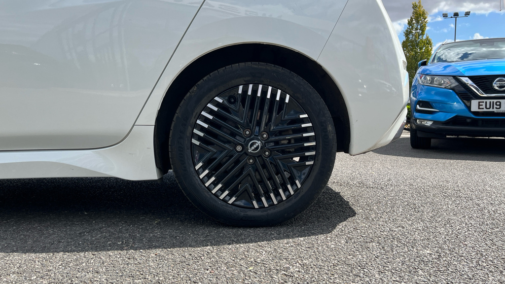 Nissan Leaf Nissan Hatchback 110Kw N-connecta 39Kwh White #17