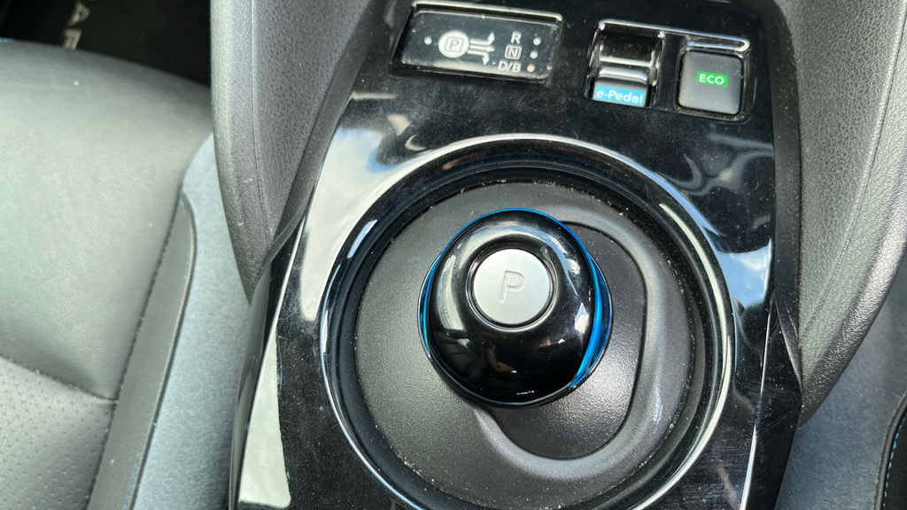 Nissan Leaf Nissan Hatchback 110Kw N-connecta 39Kwh White #32