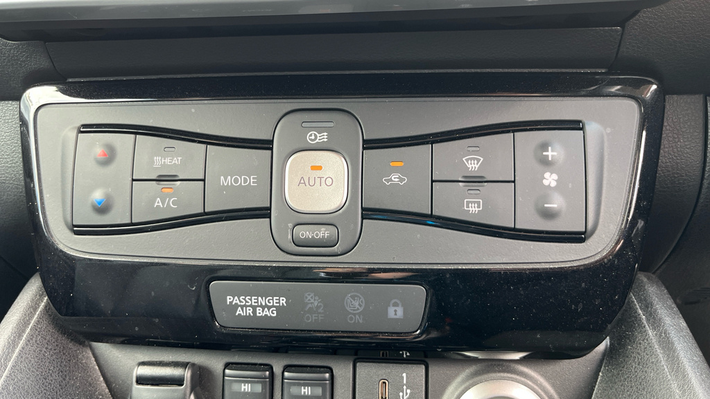 Nissan Leaf Nissan Hatchback 110Kw N-connecta 39Kwh White #49